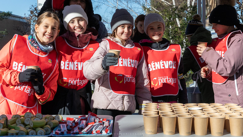 Bénévoles avec leurs dossards rouges