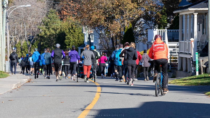 Peloton de coureurs sur la route du fleuve