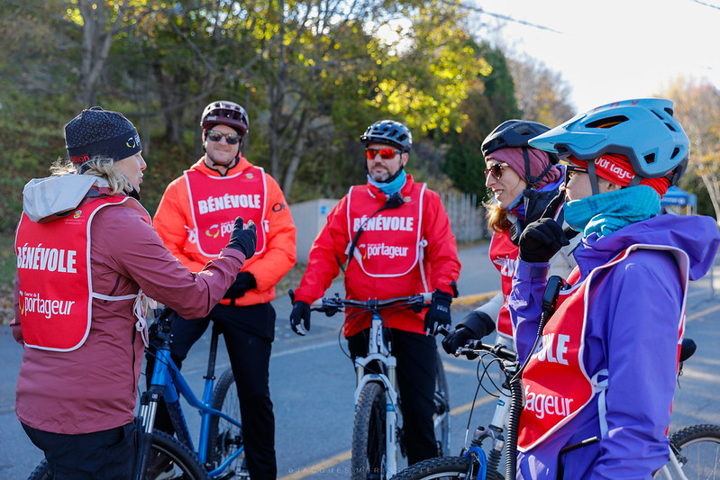 Bénévoles à VTT